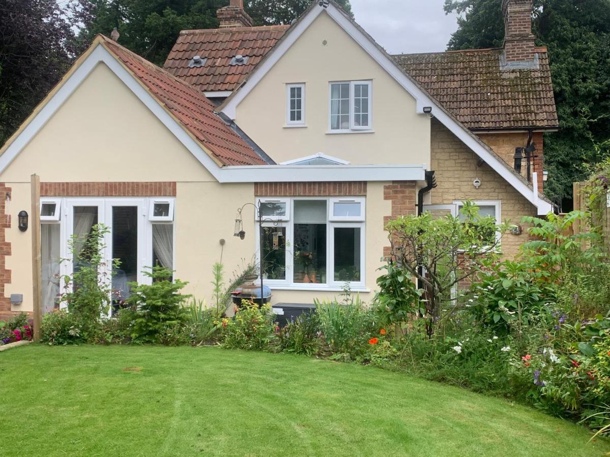 Sunshine Cottage Studley  ภายนอก รูปภาพ